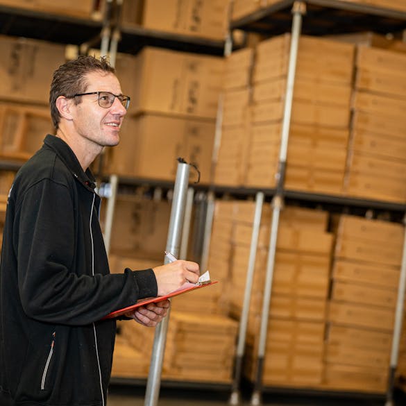 Andre in het magazijn van MaximaVida