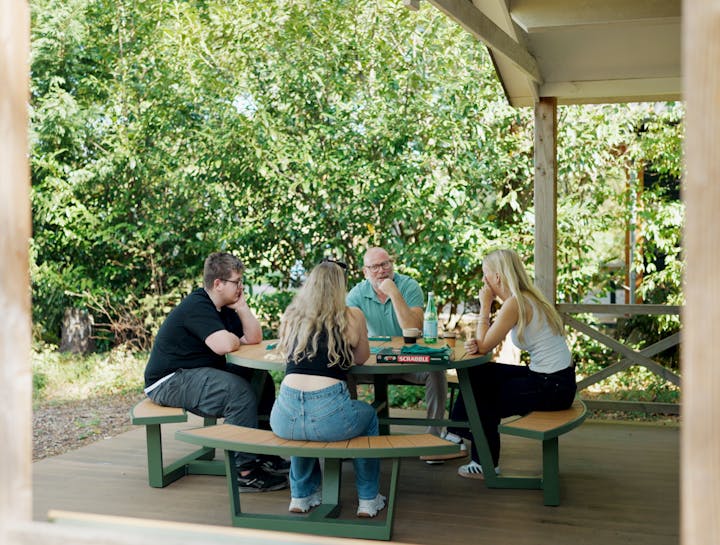 MaximaVida aluminium picknicktafel Bermuda Ø 250 cm olijfgroen op vakantiepark