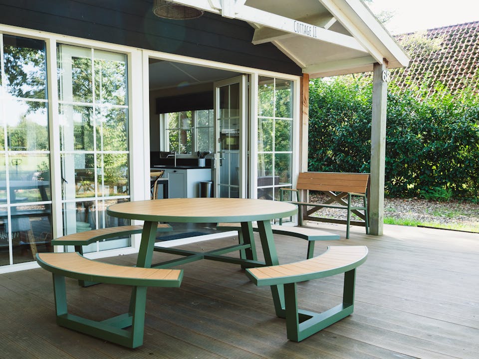 MaximaVida Bermuda lijn tafel en bank olijfgroen bij de Bremstruik