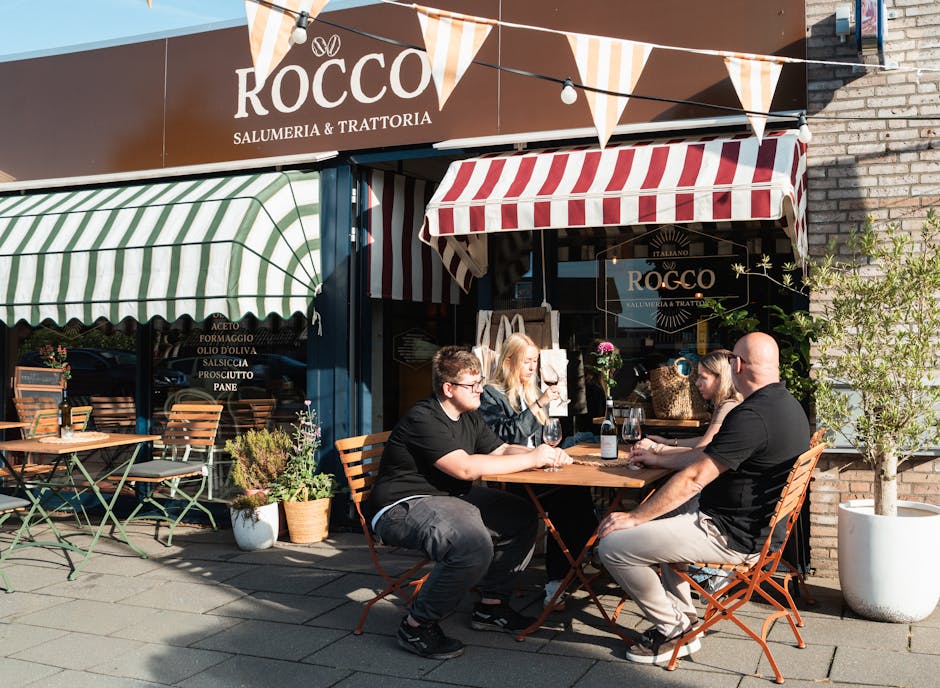 MaximaVida klappbares Akazien-Gartenset Toscana 120 cm rostbraun auf der Terrasse