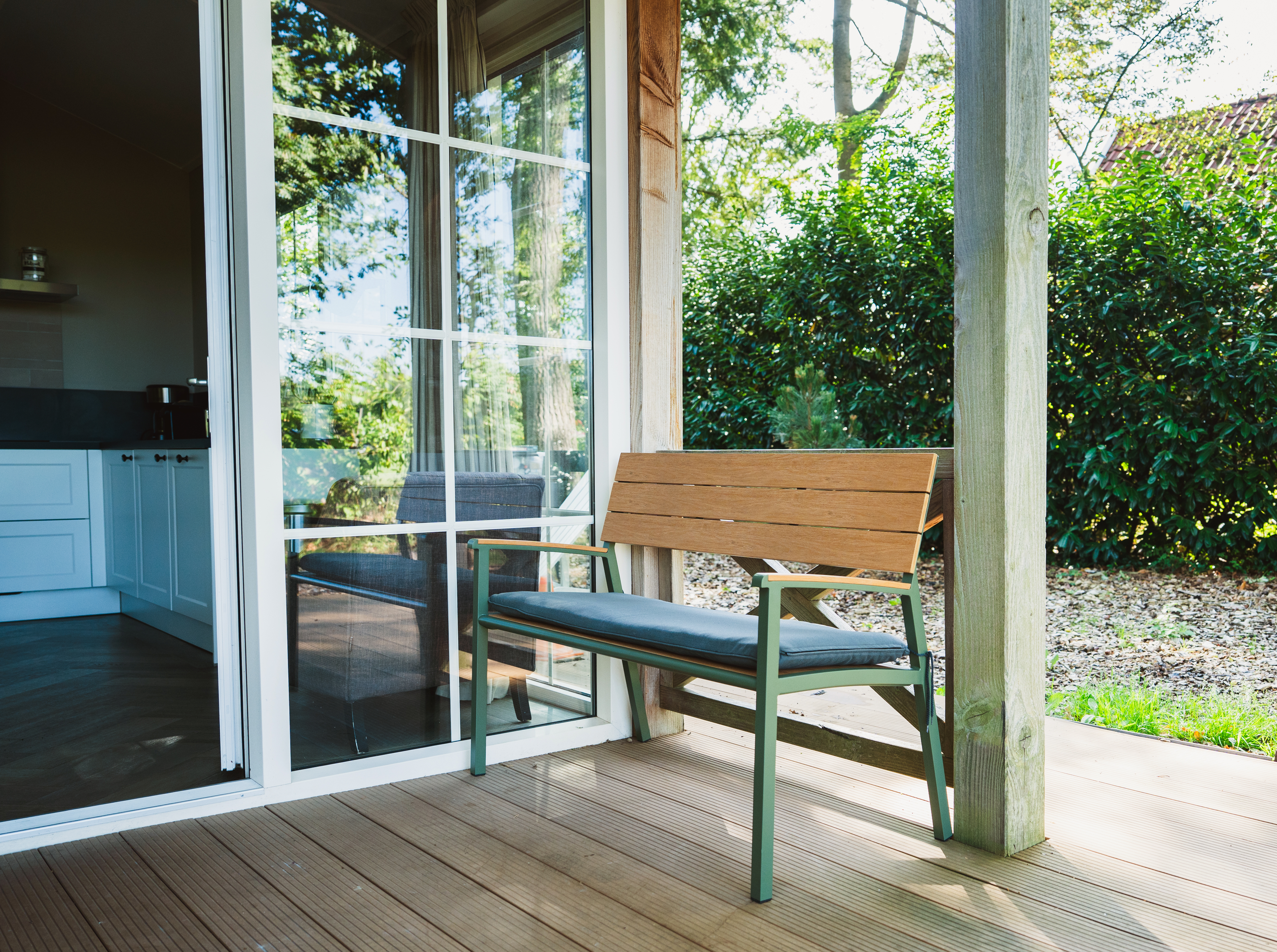 Aluminium tuinbank Bermuda in het olijfgroen op vakantiepark Bremstruik
