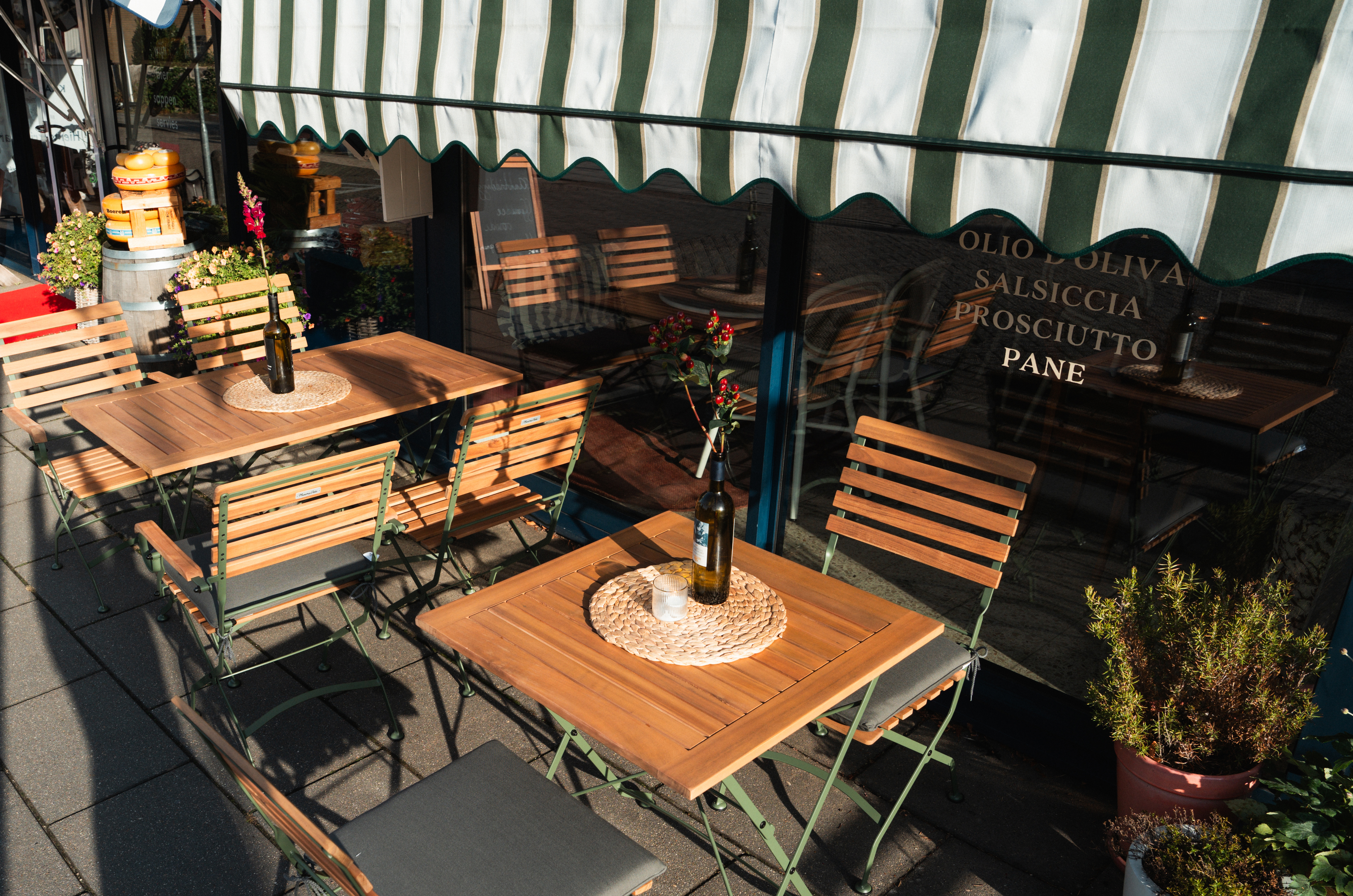 MaximaVida foldable bistro set Toscana olive green on the Rocco terrace