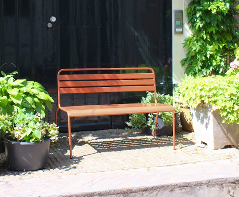 Metalen tuinbank Max in het zonnetje
