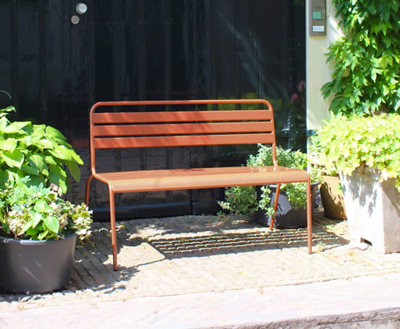 Metall-Gartenbank Max im Sonnenschein