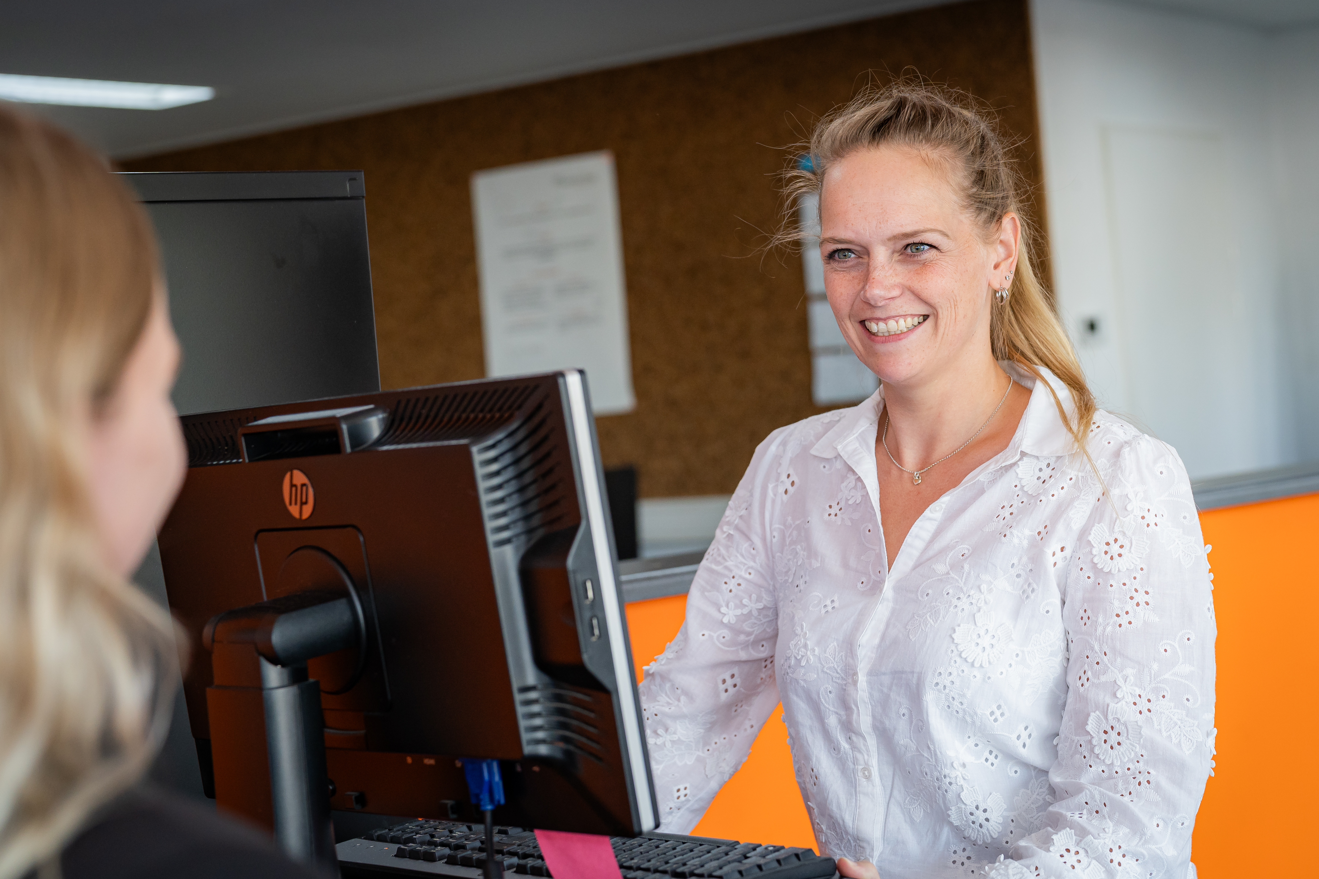 Chantal helpt klanten