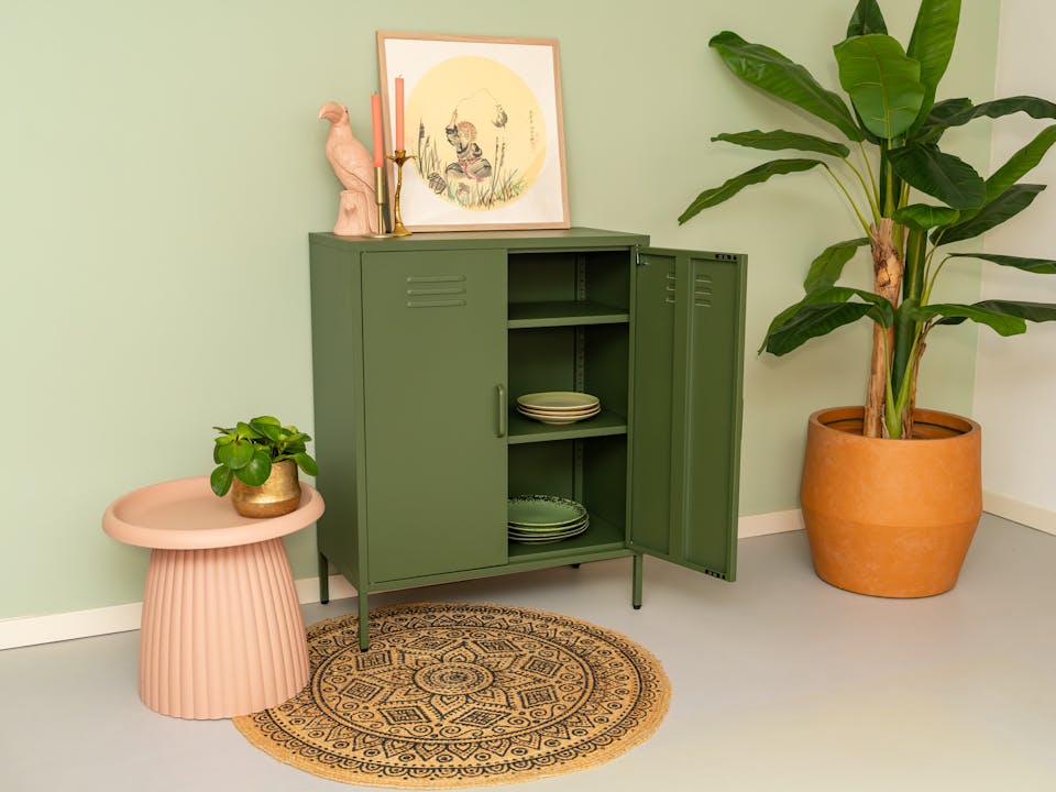 Olijfgroene metalen lockerkast met 2 schappen