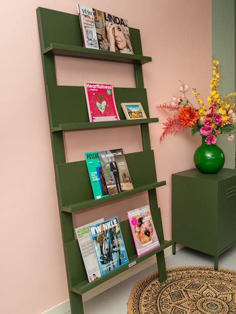 Olijfgroen wandrek Jamie in woonkamer