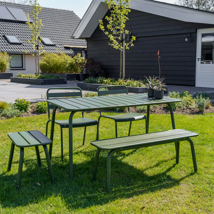 Olivgrüne metall-gartensitzgruppe Max auf der wiese