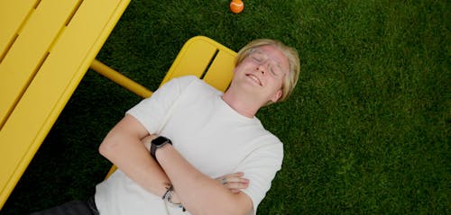 Draußen steht ein farbiger Picknicktisch auf dem Spielplatz.