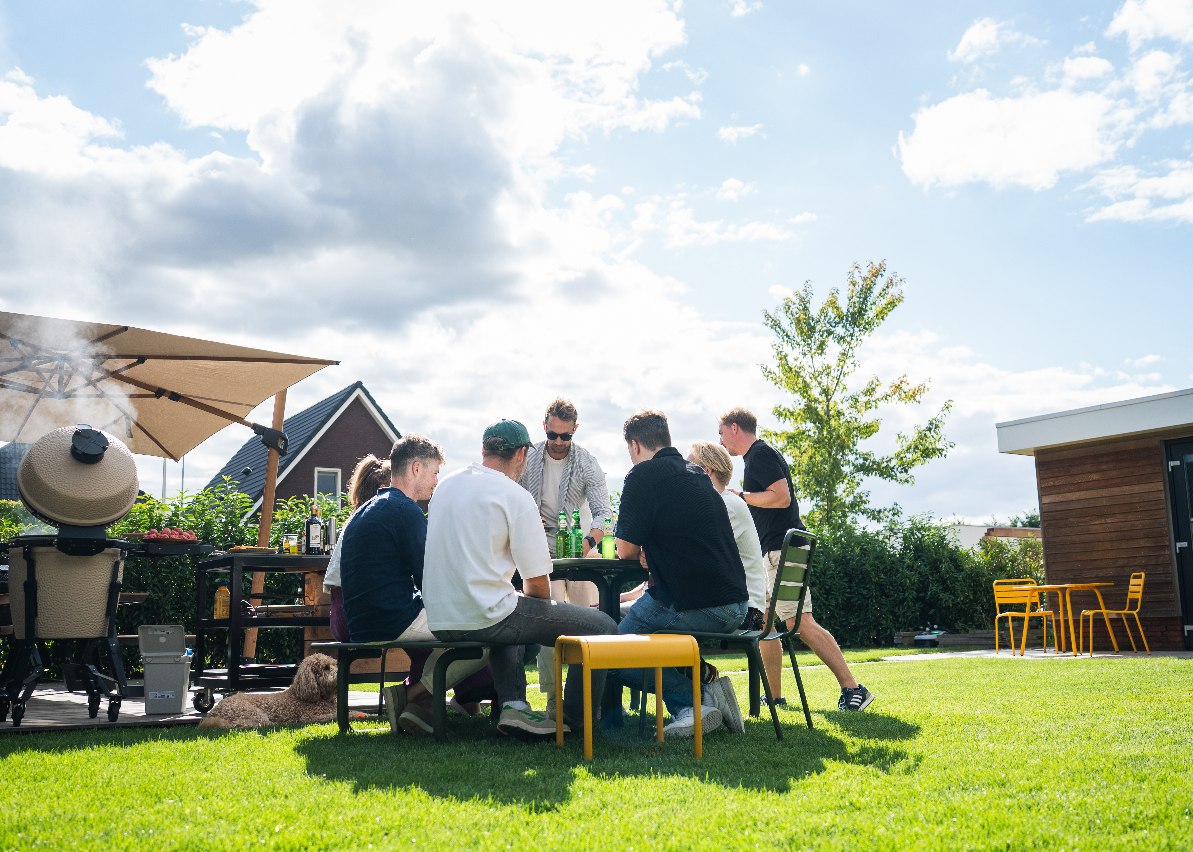 BBQ-en met vrienden in tuin samen met MaximaVida 