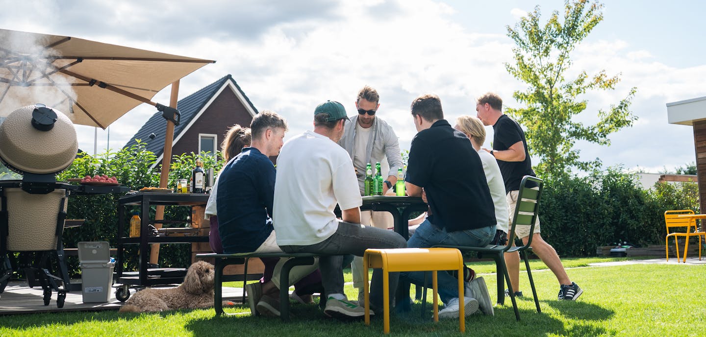 BBQ-en met vrienden in tuin samen met MaximaVida