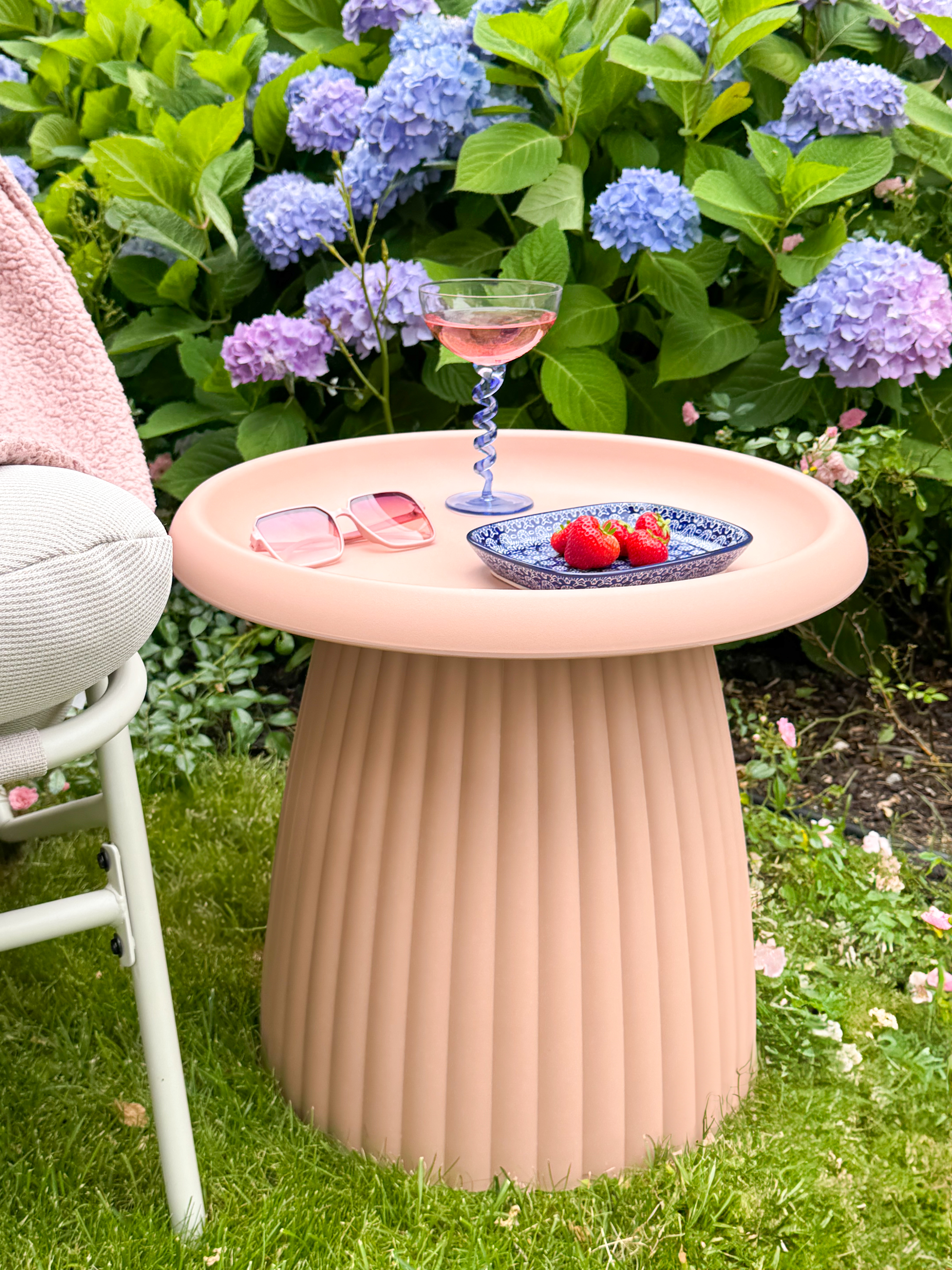 MaximaVida kunststof bijzettafel Mila zalmroze in de tuin