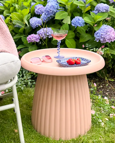 MaximaVida Kunststoff-Beistelltisch Mila lachsrosa im Garten