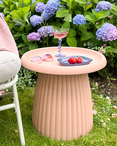 MaximaVida kunststof bijzettafel Mila zalmroze in de tuin