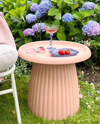 MaximaVida plastic side table Mila salmon pink in the garden