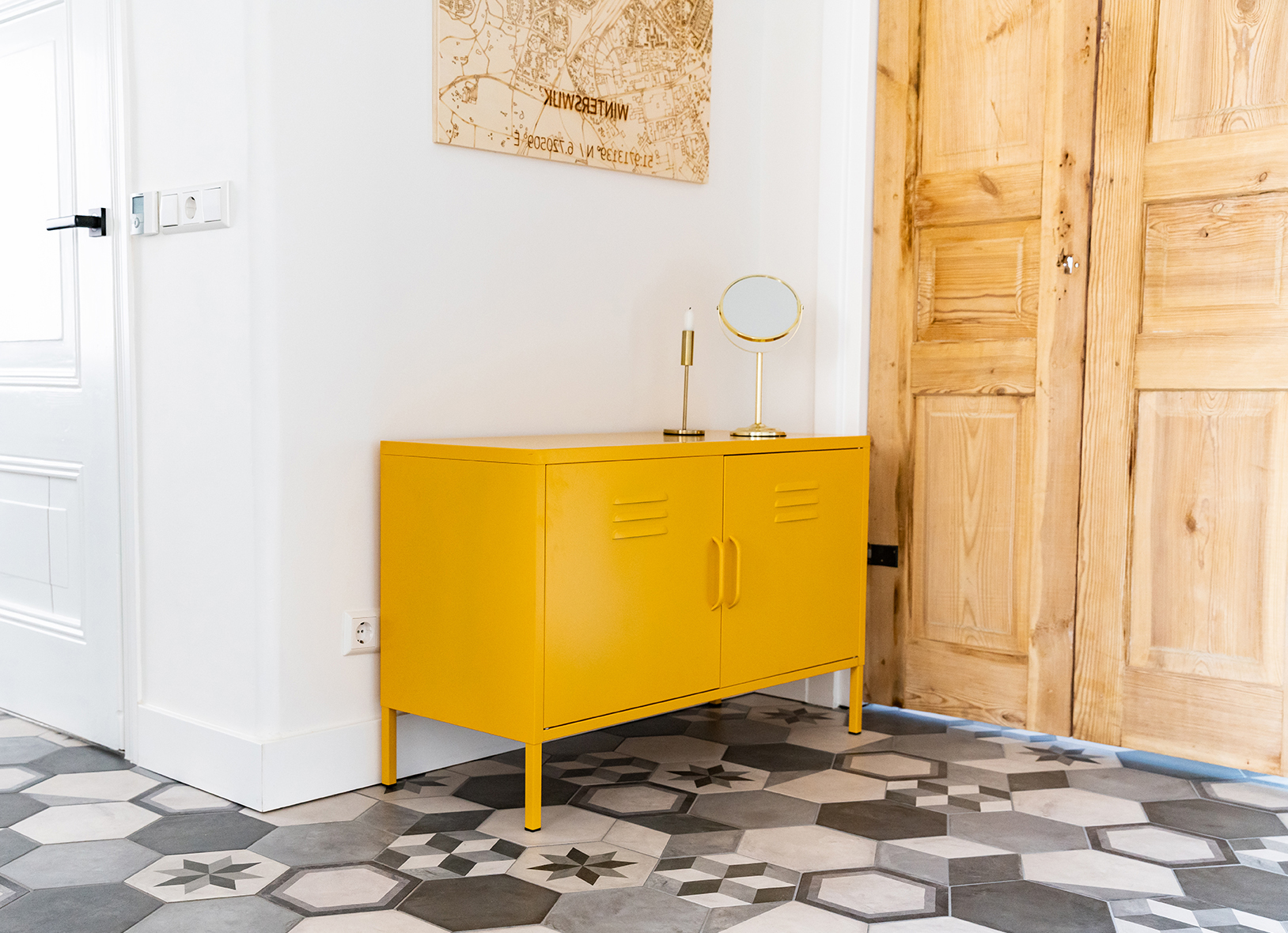 Okergeel kastje in de gang