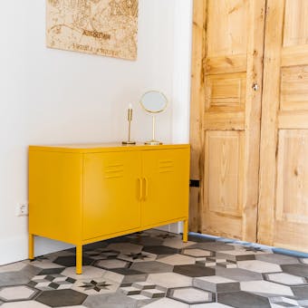 Okergeel kastje in de gang