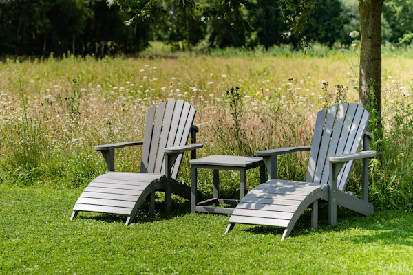 Grijze adirondackstoel Montreal in de tuin