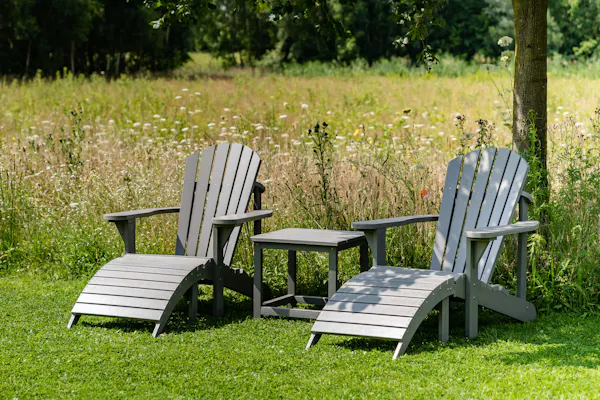 Grijze adirondackstoel Montreal in de tuin