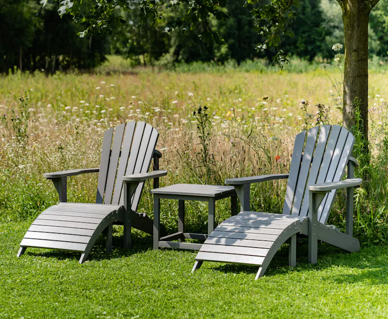 Grijze adirondackstoel Montreal in de tuin