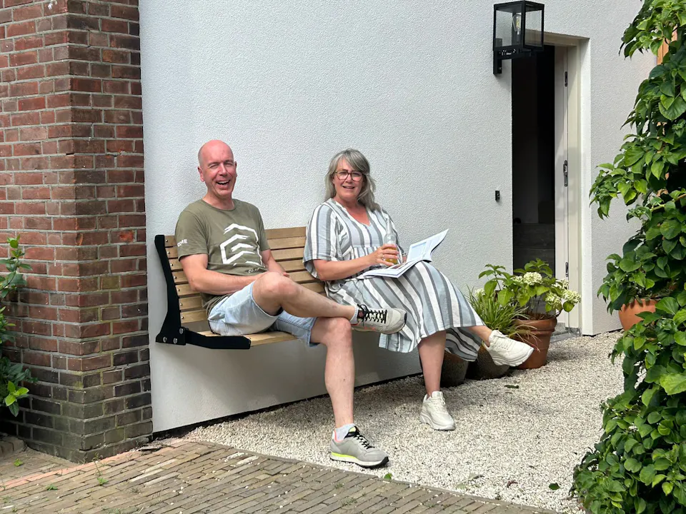 Stel op gevelbank Jordaan aan zijkant huis