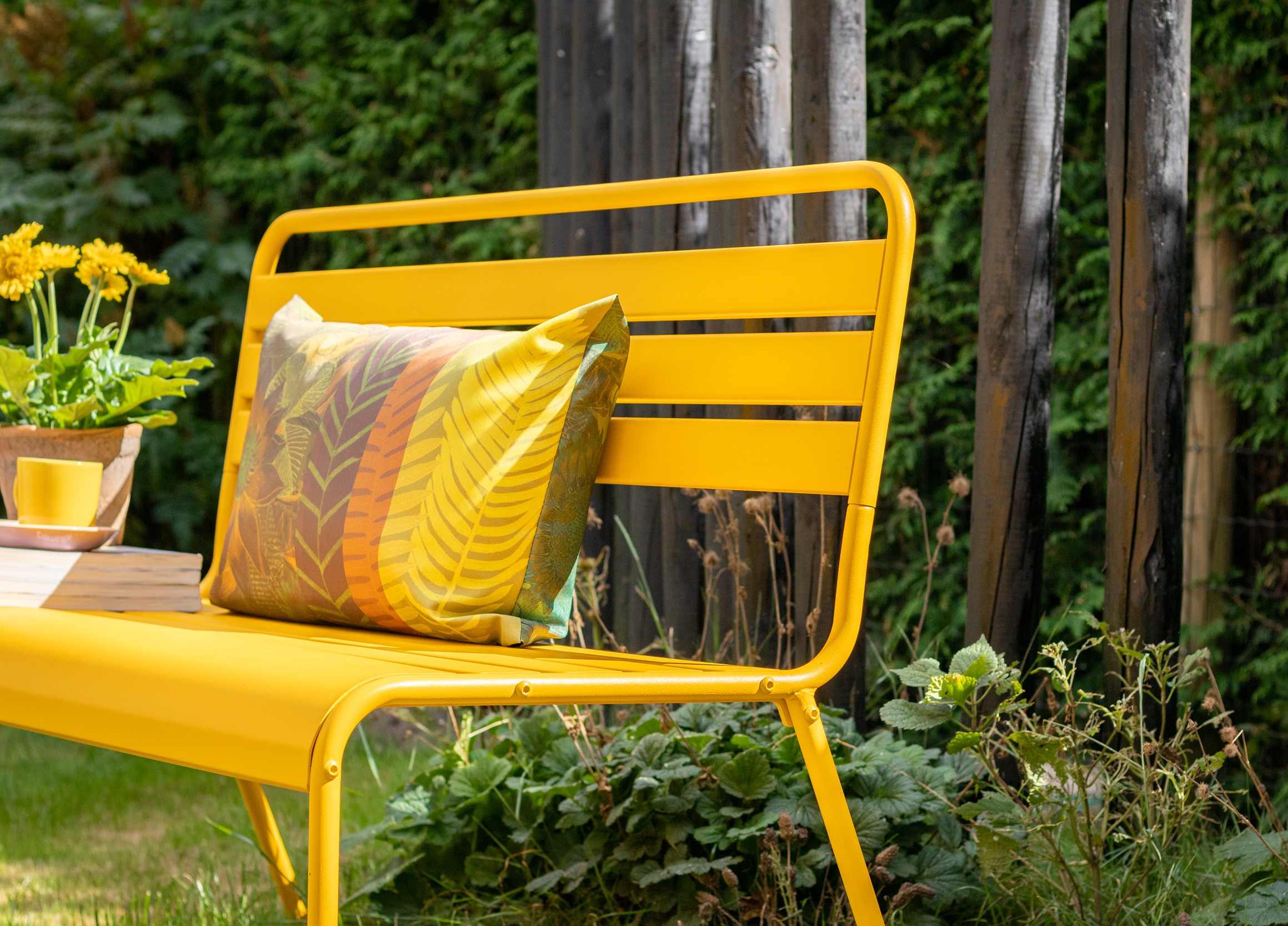 Orangefarbener Metall-Picknicktisch von MaximaVida