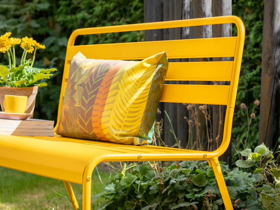 Orangefarbener Metall-Picknicktisch von MaximaVida
