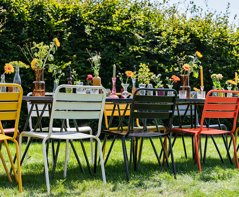 gekleurde metalen tuinstoelen Max feestje