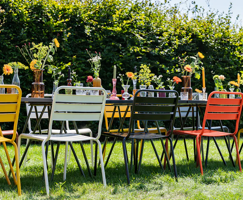 gekleurde metalen tuinstoelen Max feestje