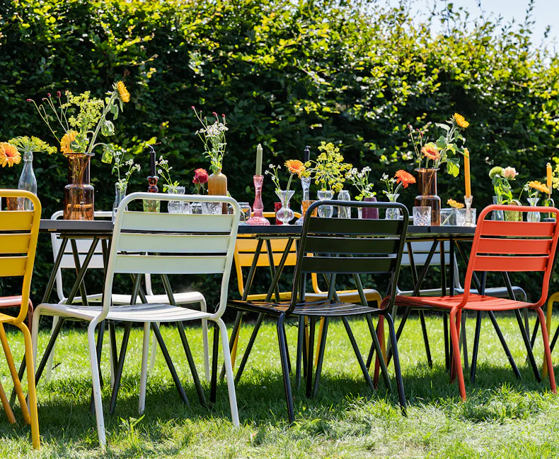 gekleurde metalen tuinstoelen Max feestje