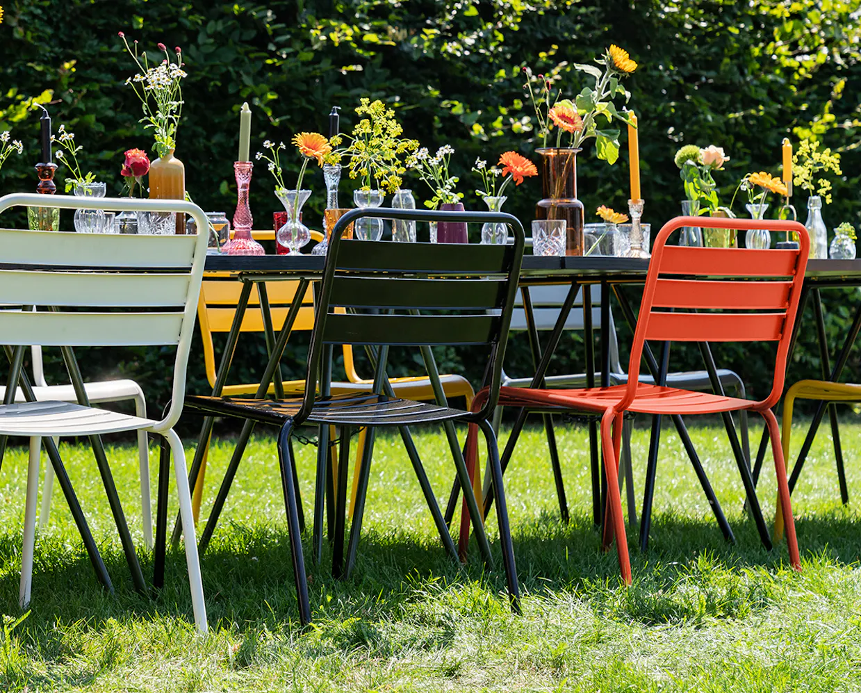 gekleurde metalen tuinstoelen Max feestje