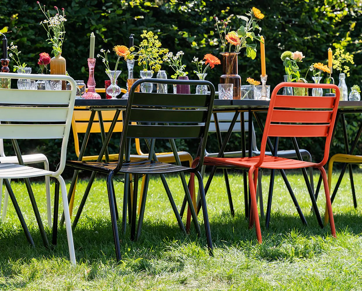 gekleurde metalen tuinstoelen Max feestje