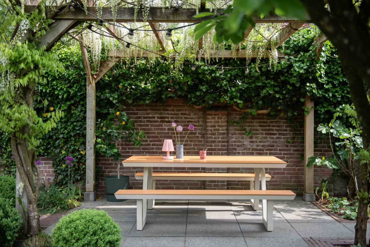 Ivoorkleurige picknicktafel Bermuda in tuin