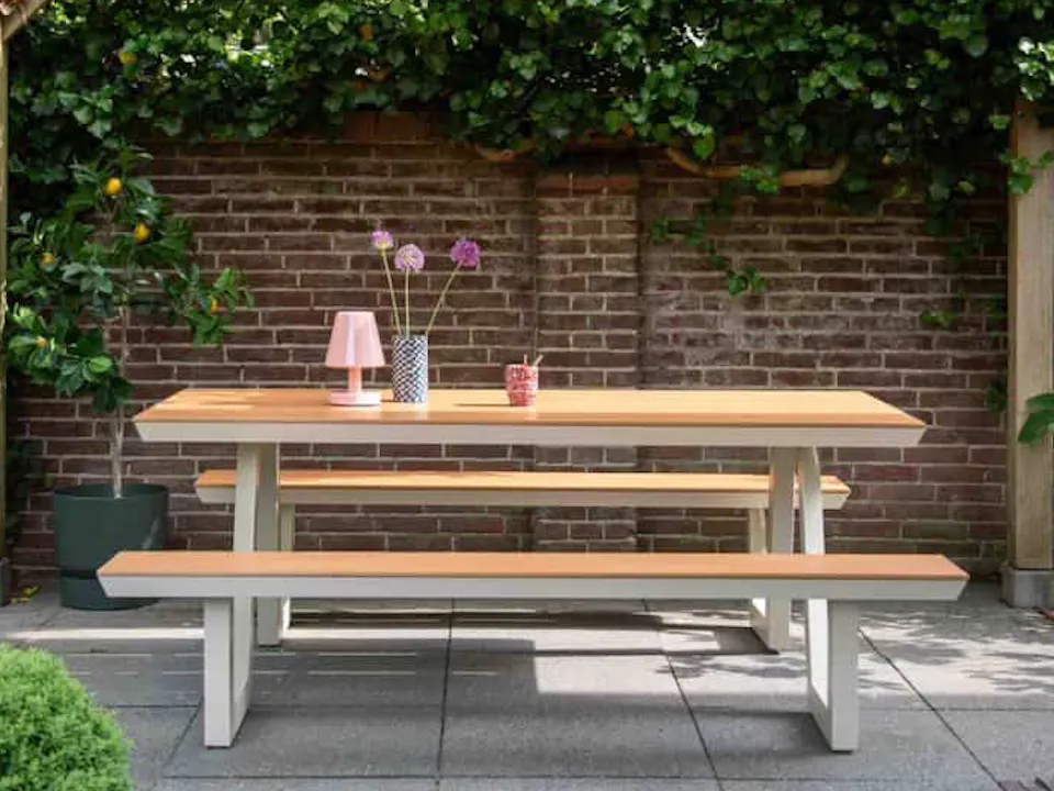 Ivoorkleurige picknicktafel Bermuda in tuin