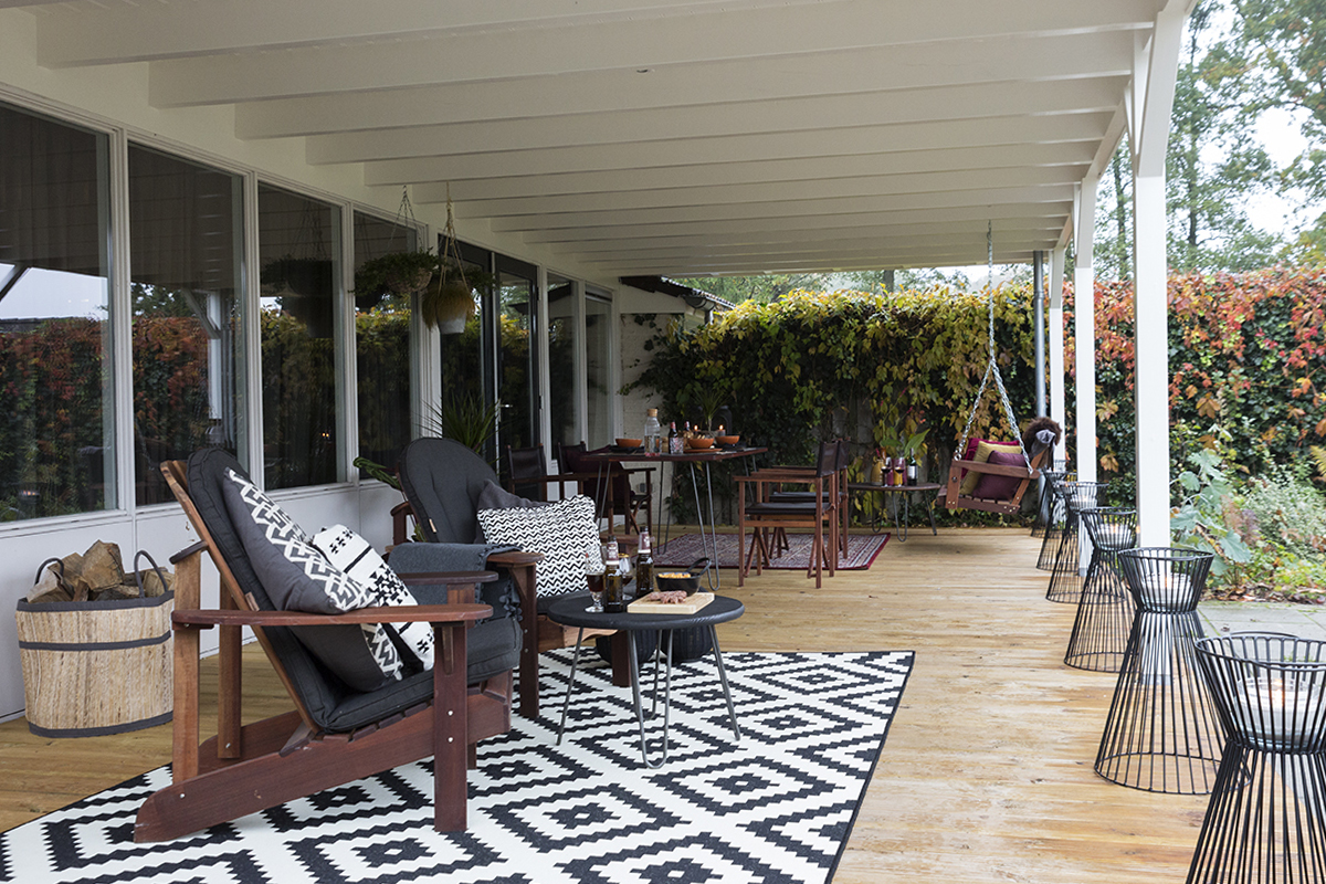 Toronto adirondackstoelen op veranda in de herfst