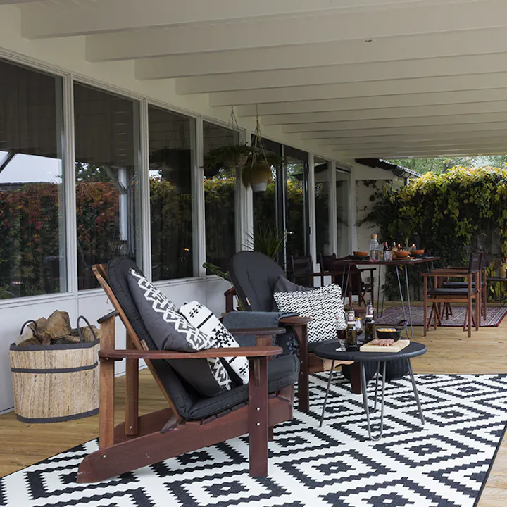 Toronto adirondackstoelen op veranda in de herfst
