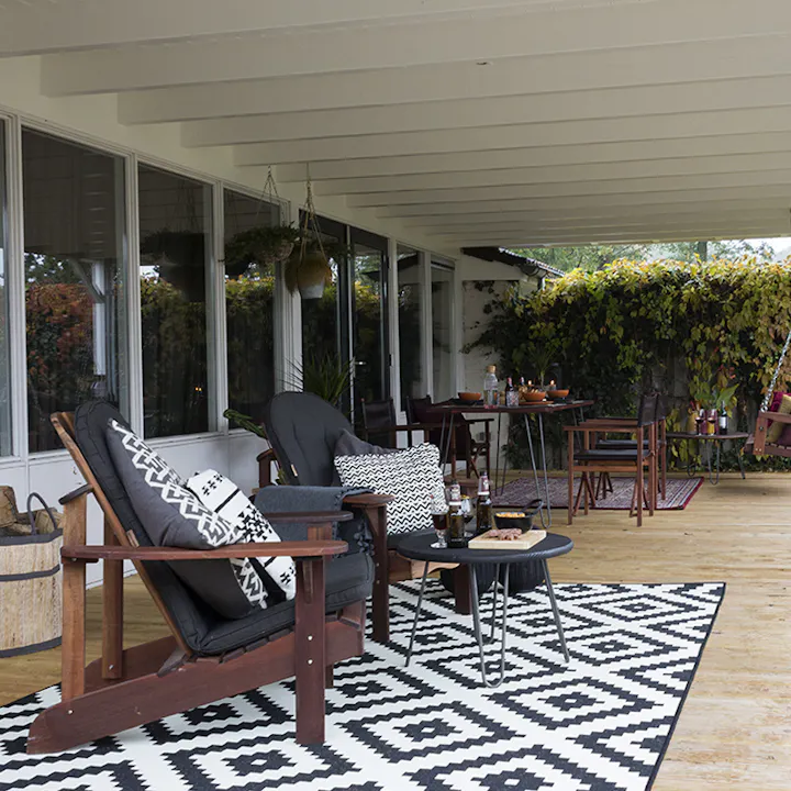 Toronto-Adirondack-Stühle auf der Veranda im Herbst