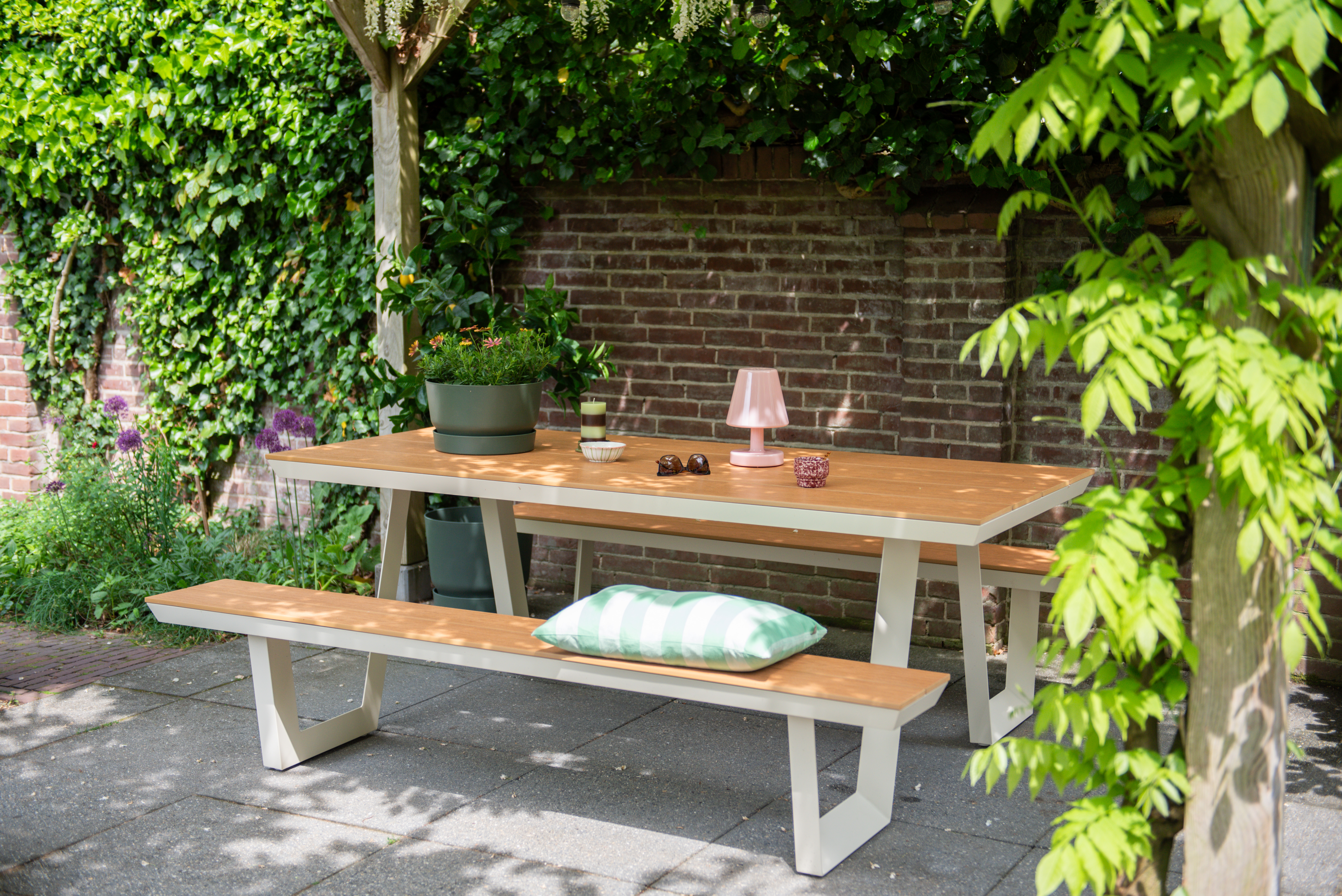 Gezellige zitplek onder de pergola
