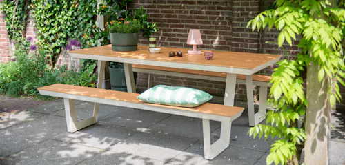 Gezellige zitplek onder de pergola