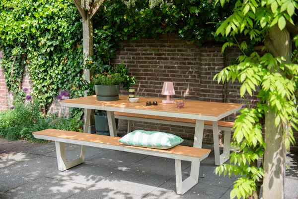 Gezellige zitplek met deze picknicktafel onder de pergola