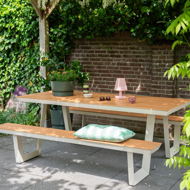 Gezellige zitplek onder de pergola