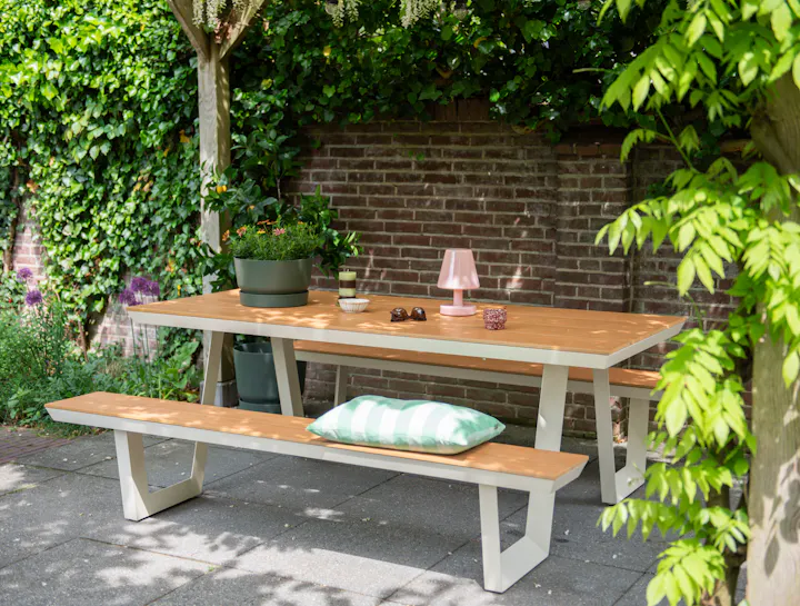 Gezellige zitplek onder de pergola