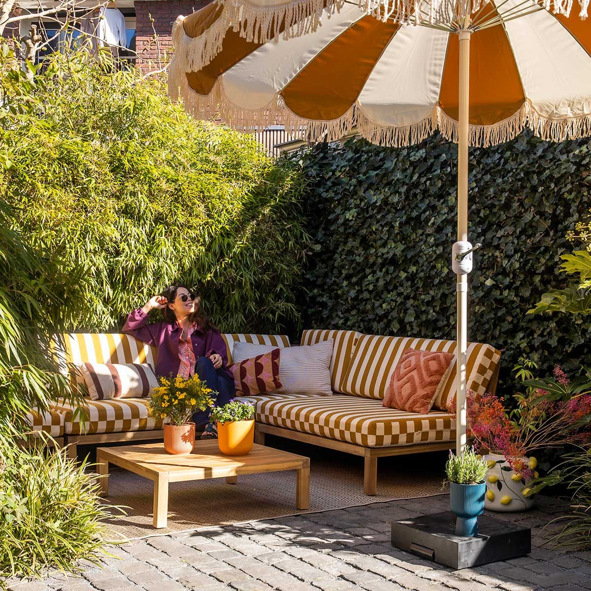 Gezellige hoek in de tuin met streepjes