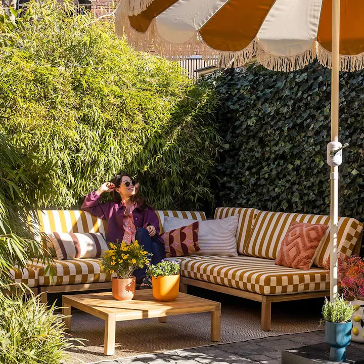 Gezellige hoek in de tuin met streepjes