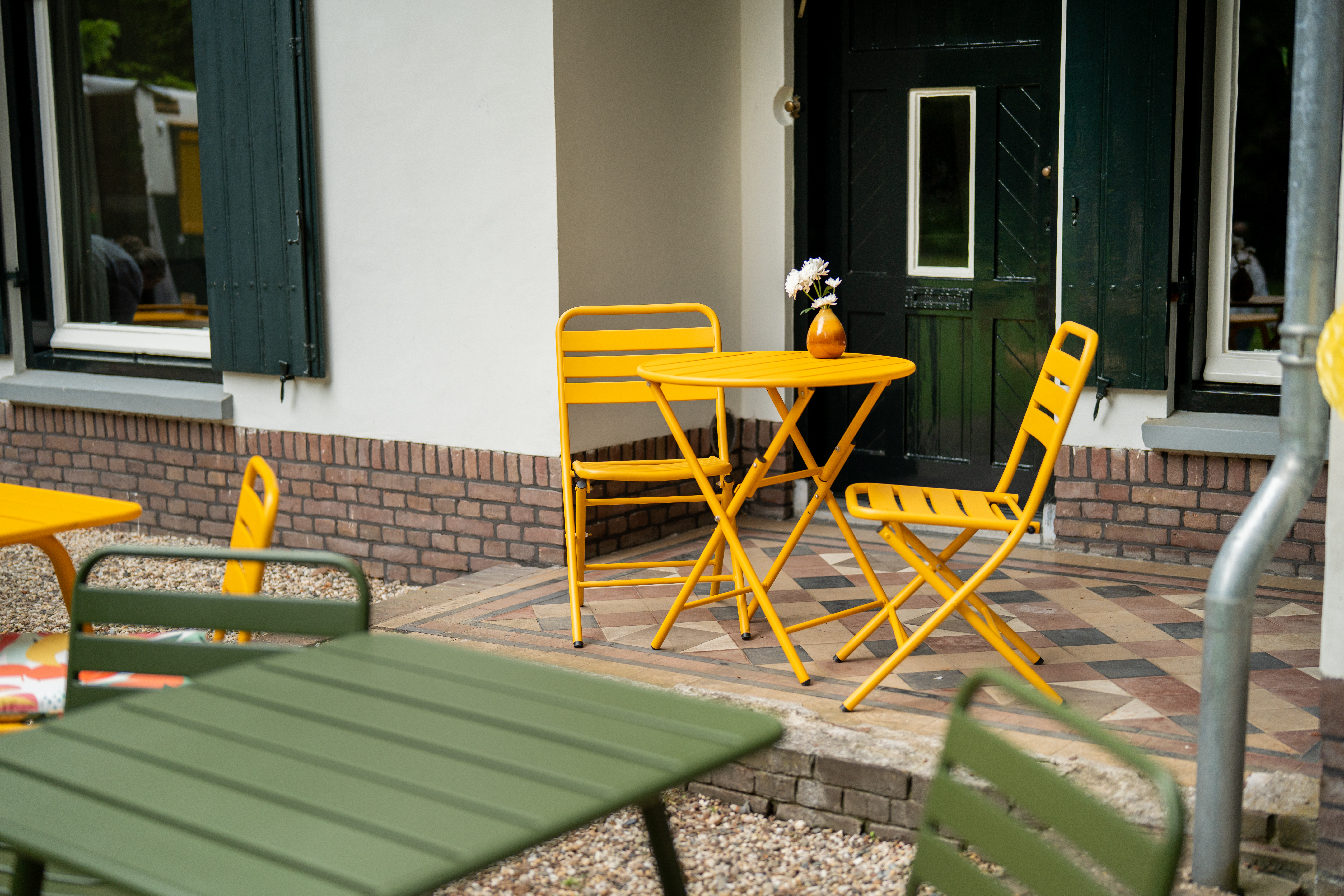 Okergele Max bistroset op terras voor huis