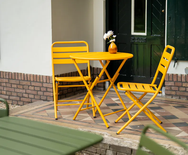 Okergele Max bistroset op terras voor huis