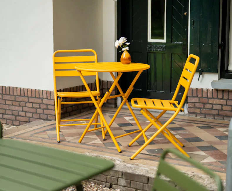 Okergele Max bistroset op terras voor huis