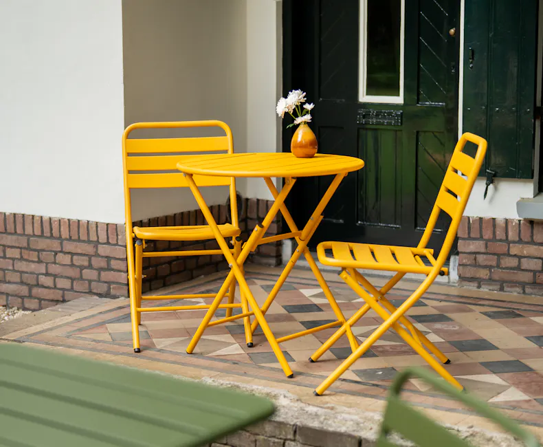Okergele Max bistroset op terras voor huis