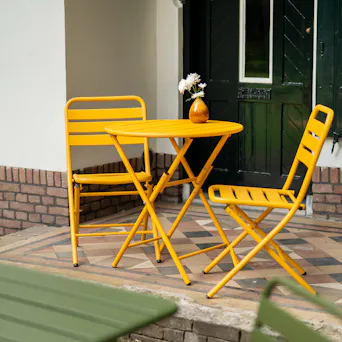 Okergele Max bistroset op terras voor huis
