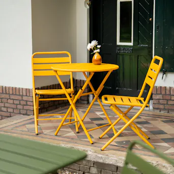 Okergele Max bistroset op terras voor huis